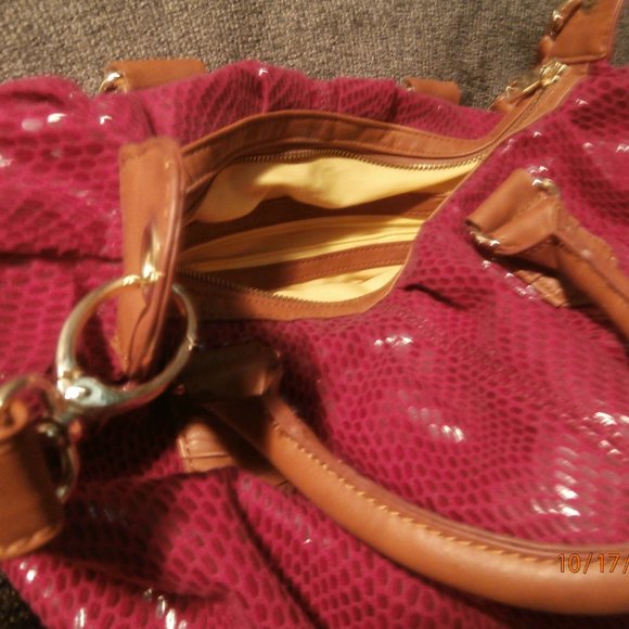 Beautiful Raspberry Bag - Picture 3 of 7